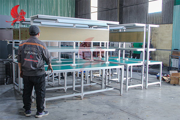 So sánh bàn thao tác nhôm định hình và bàn thao tác inox